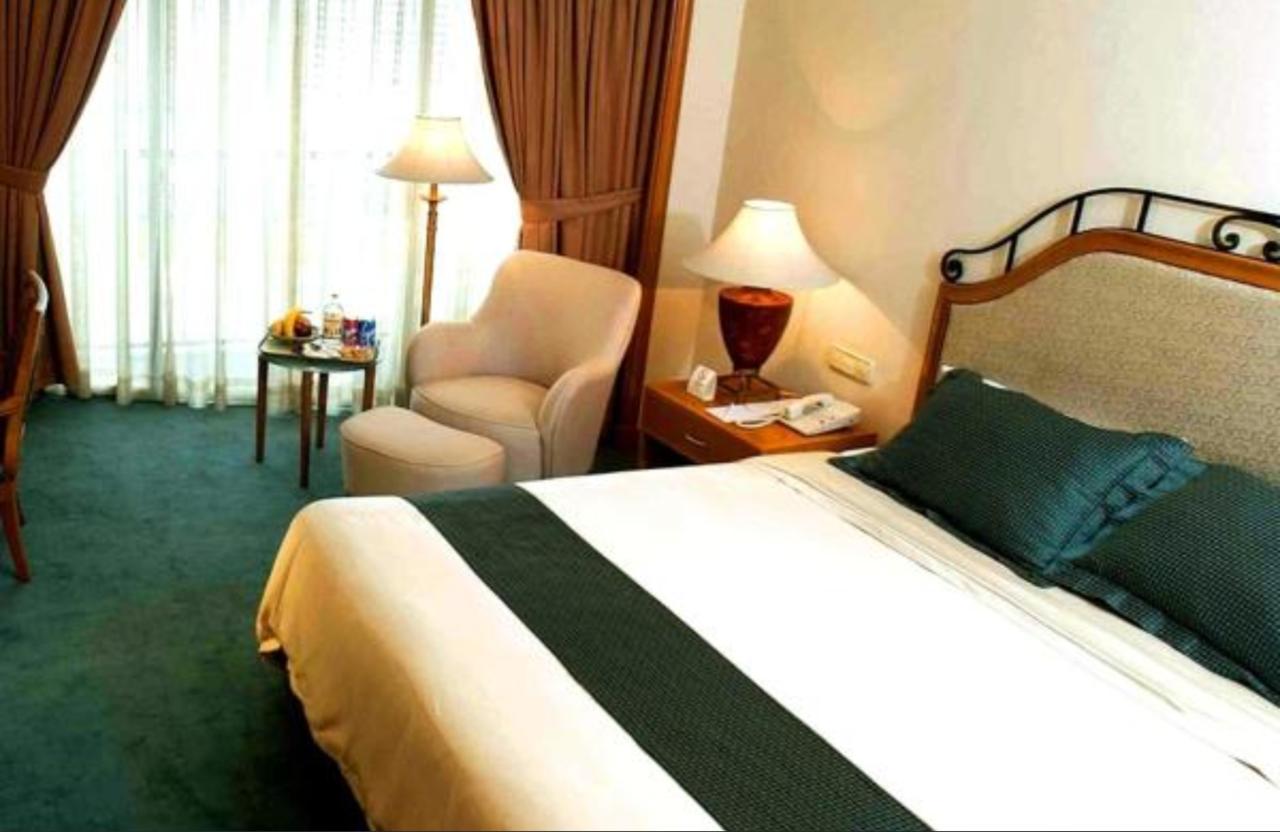 Century Park Hotel Manila Exterior foto